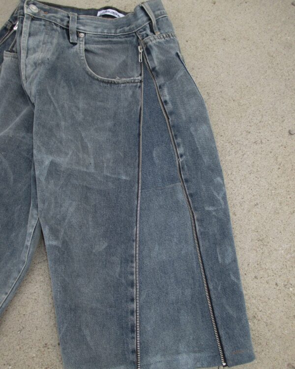 ZIPPERED CAPRI JEANS - PIECE 400 - Image 4